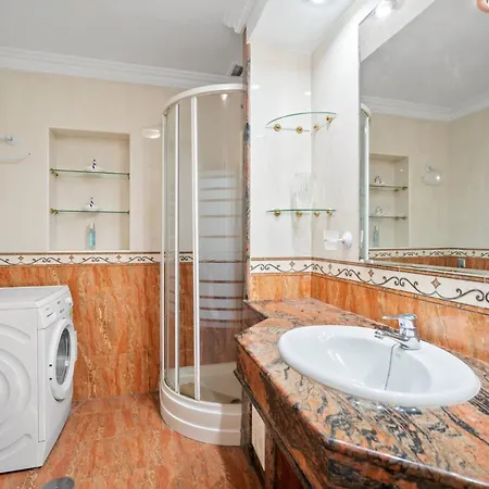 Unique 2 Bedroom In Golden Mile✺ Pool ✺ Parking * 马尔韦利亚