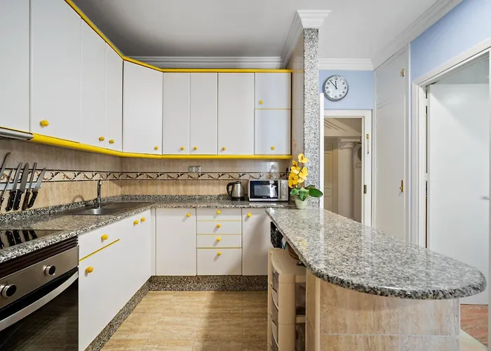 Unique 2 Bedroom In Golden Mile✺ Pool ✺ Parking דירה מארבלה