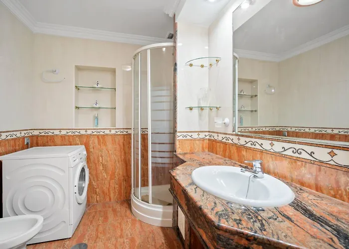Unique 2 Bedroom In Golden Mile✺ Pool ✺ Parking * 마르베야